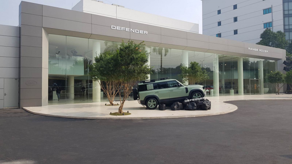jaguar-land-rover-ra-mat-khong-gian-trung-bay-moi-khi-viet-nam-duoc-chon_656157a84c44a